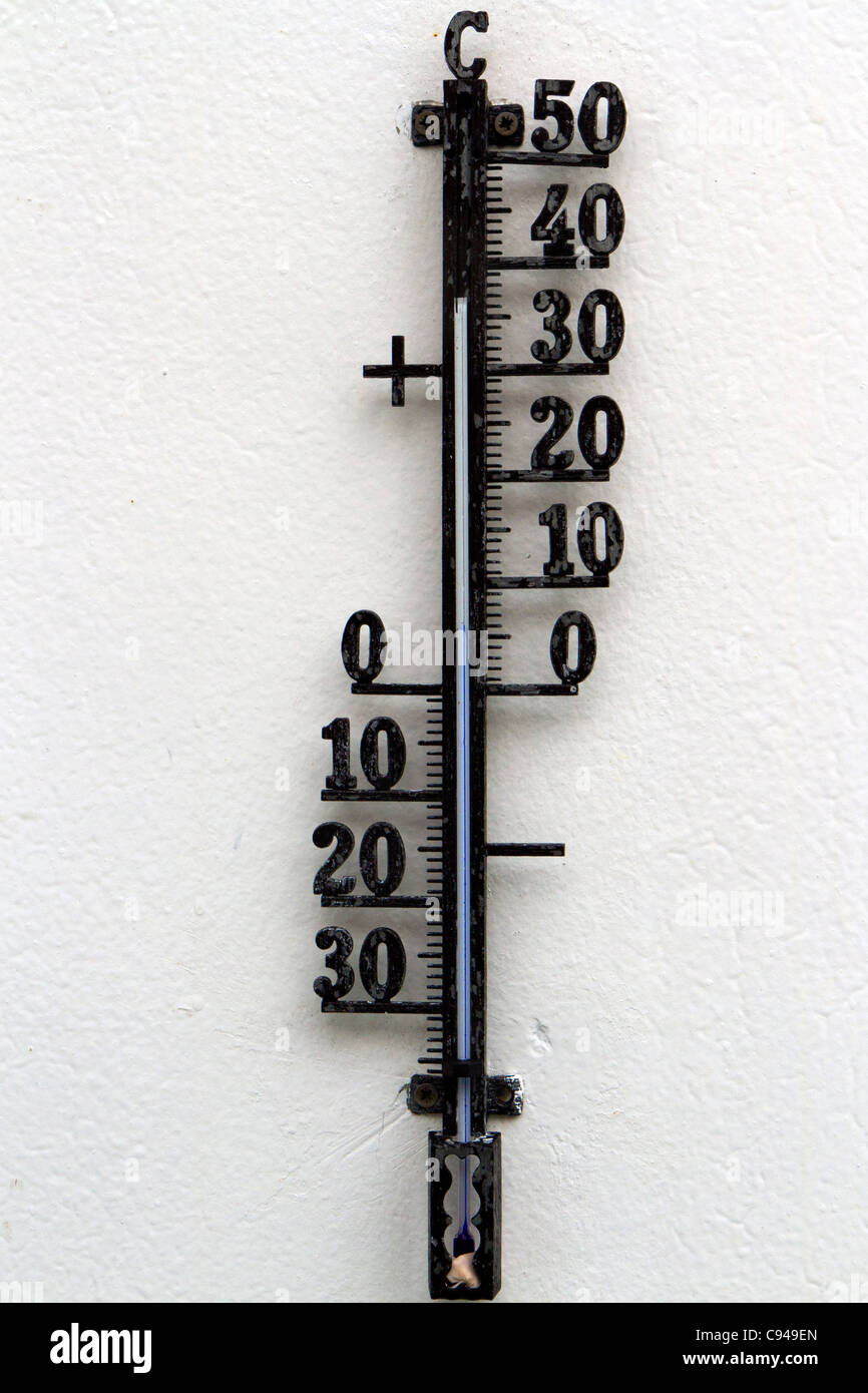 Thermometer an der Außenwand der MS Nordkapp zeigt eine Temperatur knapp über 5 Grad Celsius verschraubt Stockfoto