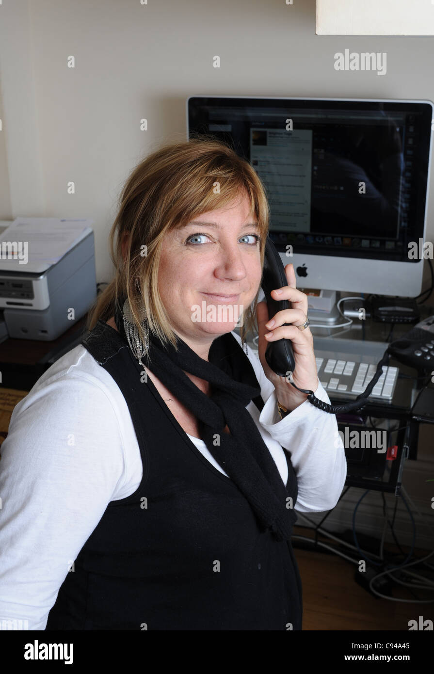 Frau arbeiten im Büro zu Hause am Telefon Inhaber kleiner Unternehmen Stockfoto