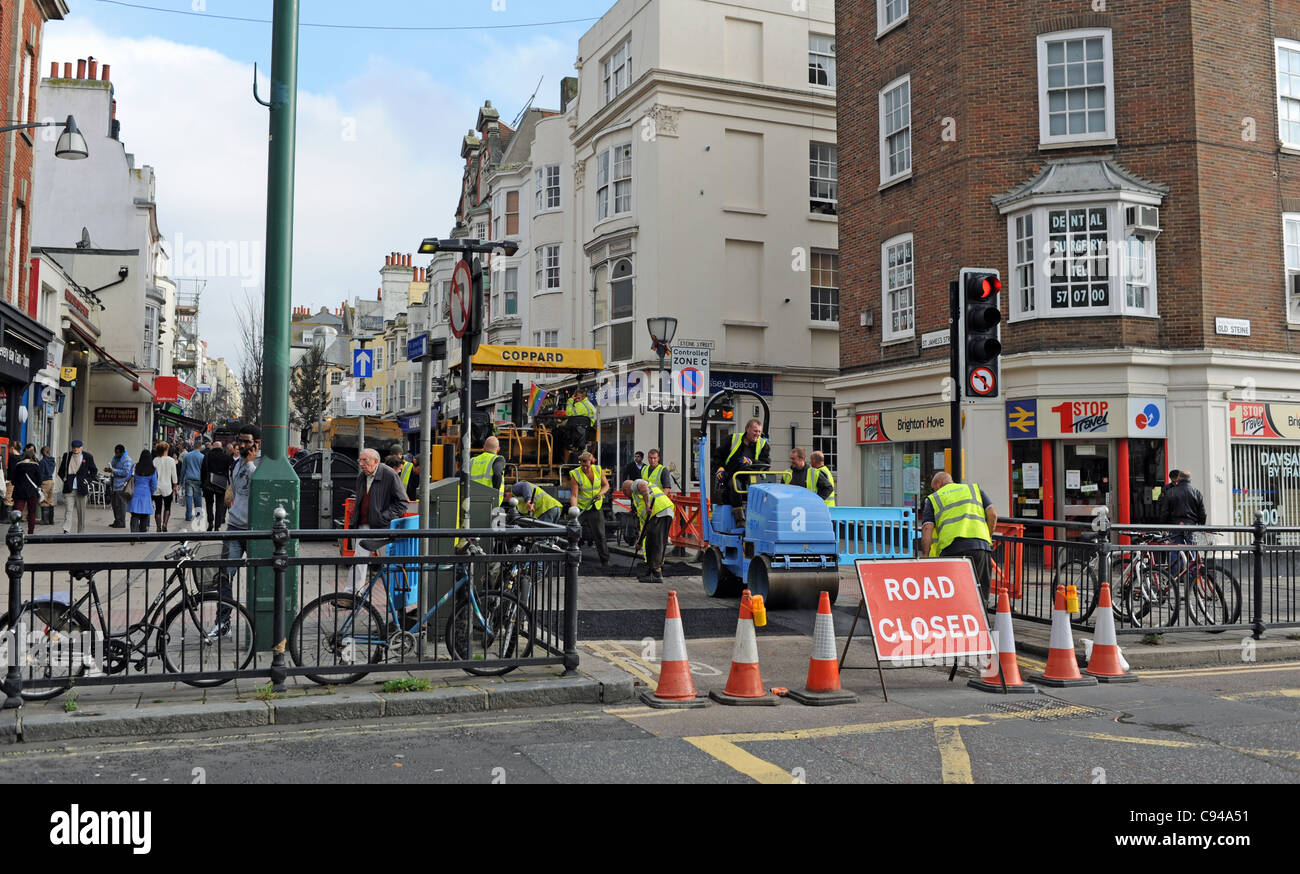 Belebte Einkaufsstraße St James's Street Brighton ist wegen Bauarbeiten in Großbritannien geschlossen Stockfoto