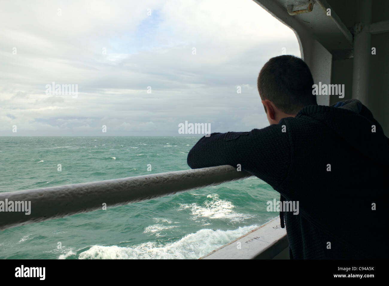 Mann, Blick auf das Meer von Dover nach Calais P & O Fähre überquert den Ärmelkanal Stockfoto