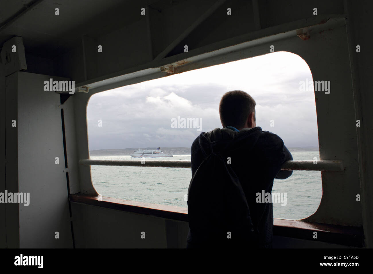 Mann, Blick auf das Meer von Dover nach Calais P & O Fähre überquert den Ärmelkanal Stockfoto