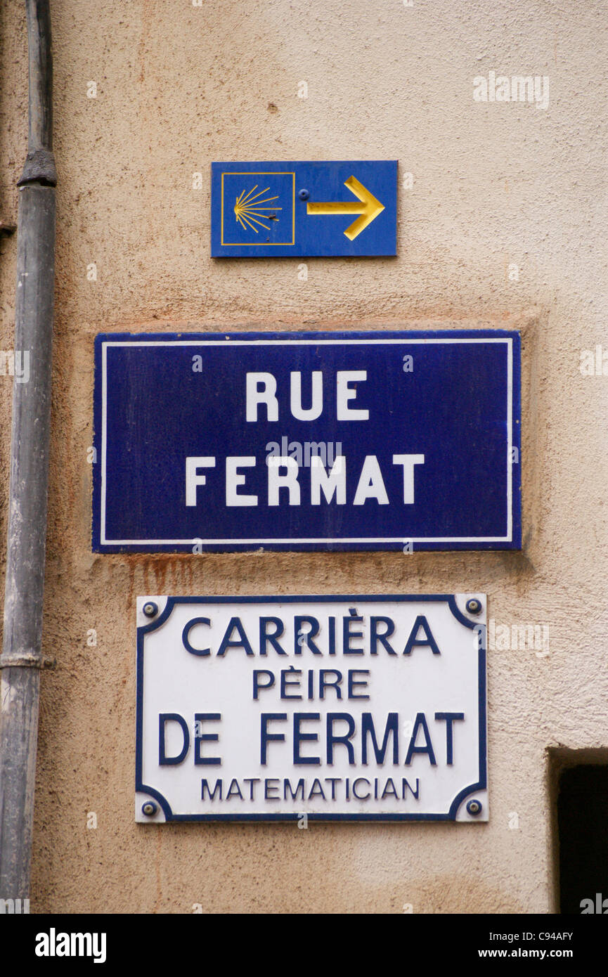 Namensschildas der Straße in den Sprachen Französisch und Okzitanisch, Rue Fermat benannt nach Pierre de Fermat Haute-Garonne, Midi - Pyréneés, Occitanie, Frankreich Stockfoto