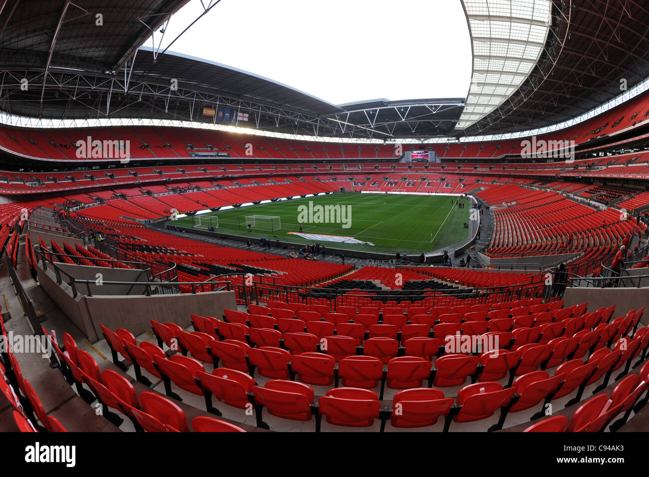 Blick ins Innere Wembley Stadium, London, England. Das englische Nationalstadion & die Heimat der englische Fußballverband oder FA Stockfoto
