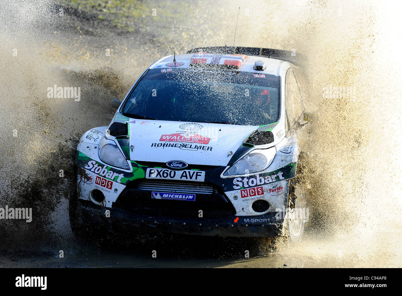 12.11.2011 Powys, Wales. Mads Östberg (NOR) und Co-Pilot Jonas Andersson (SWE) in der #6 M-Sport Stobart Ford World Rally Team Ford Fiesta RS WRC in Aktion durch den Strom beim ersten Durchgang der süße Lamm-Bühne (SS13) während Tag3 der FIA WRC Wales Rallye GB. Obligatorische Kredit: ActionPlus Stockfoto