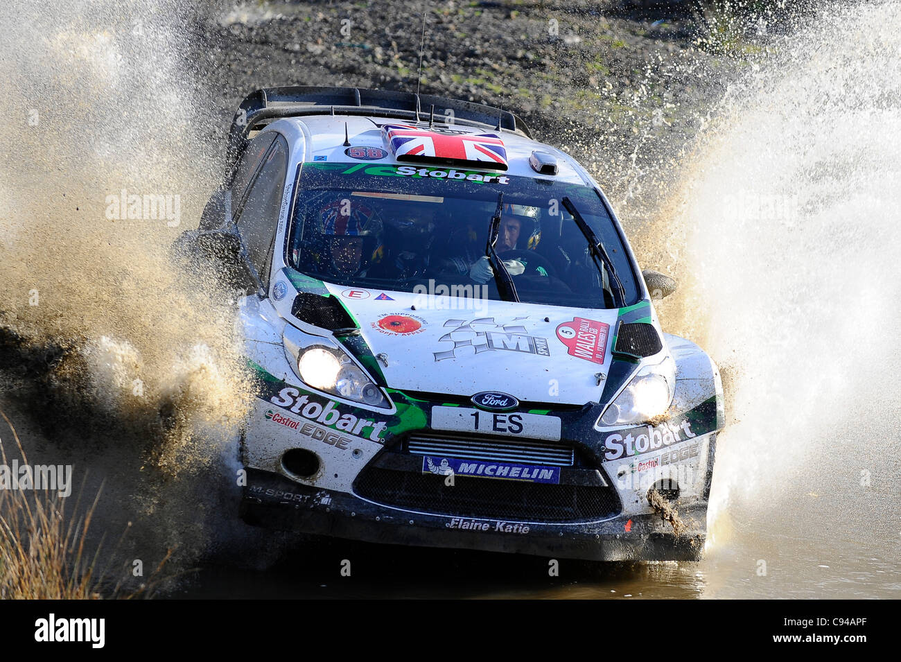 12.11.2011 Powys, Wales. Matthew Wilson (GBR) und Co-Pilot Scott Martin (GBR) in der #5 M-Sport Stobart Ford World Rally Team Ford Fiesta RS WRC in Aktion durch den Strom beim ersten Durchgang der süße Lamm-Bühne (SS13) während Tag3 der FIA WRC Wales Rallye GB. Obligatorische Kredit: ActionPlus Stockfoto