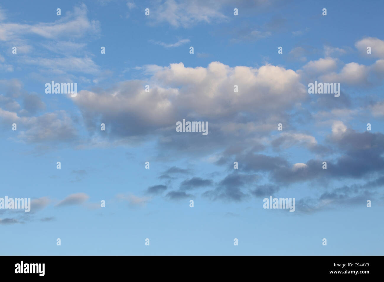 blauer Himmel denken, blauen Himmel und Wolken Hintergrundbild, UK Stockfoto