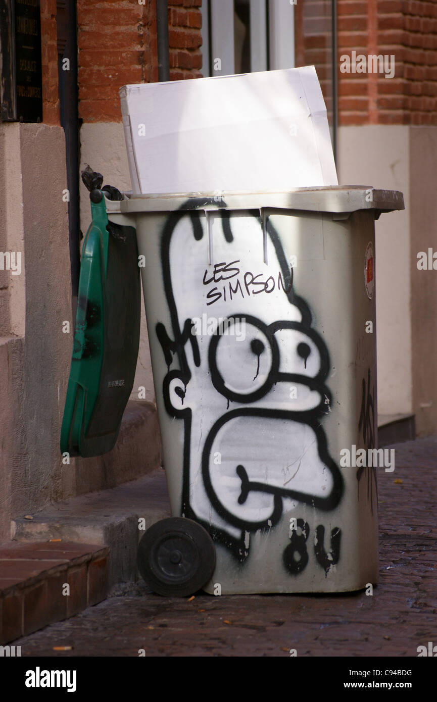 Ein Wheelie bin mit einem Gemälde von Homer Simpson in der Straße, Toulouse, Haute-Garonne, Midi - Pyréneés, Occitanie, Frankreich Stockfoto