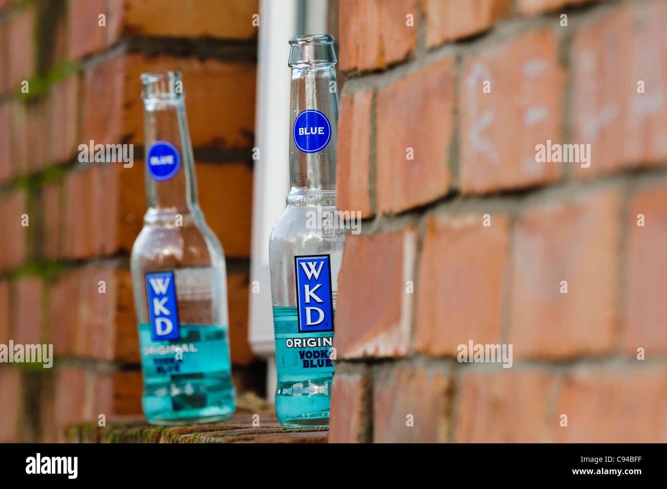 Zwei Flaschen WKD blau auf einem Fensterbrett nach einer Nacht. Stockfoto
