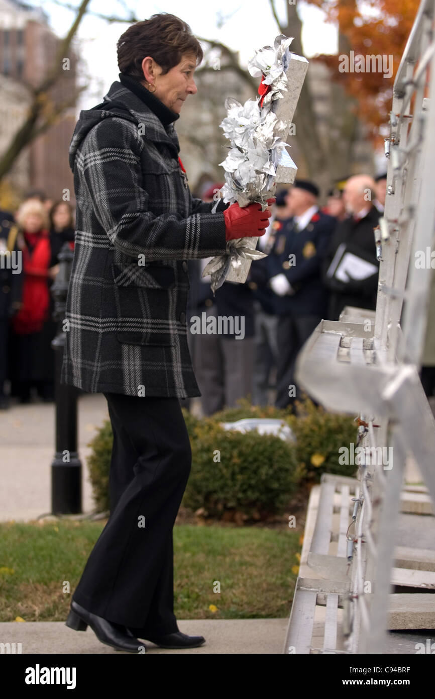 London Ontario, Kanada - 11. November 2011. Carolyn Wilson, Mutter des verstorbenen Royal Dragoon Trooper Mark Wilson legt das Zeremoniell Silver Cross bei Volkstrauertag Zeremonien am Ehrenmal im Victoria Park in London Ontario Kanada. Stockfoto