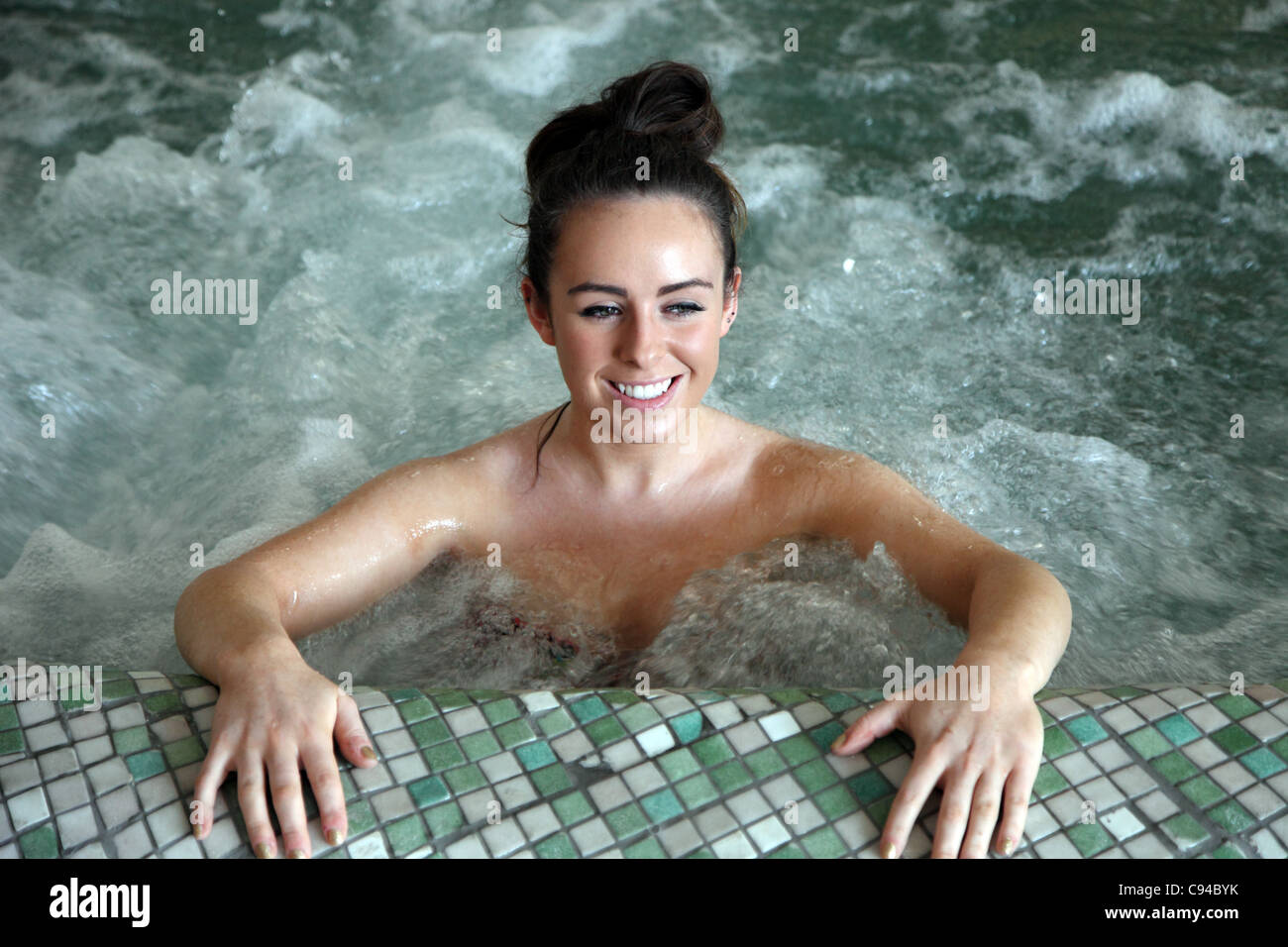 Frau in einem Schwefel Bad entspannen Stockfoto