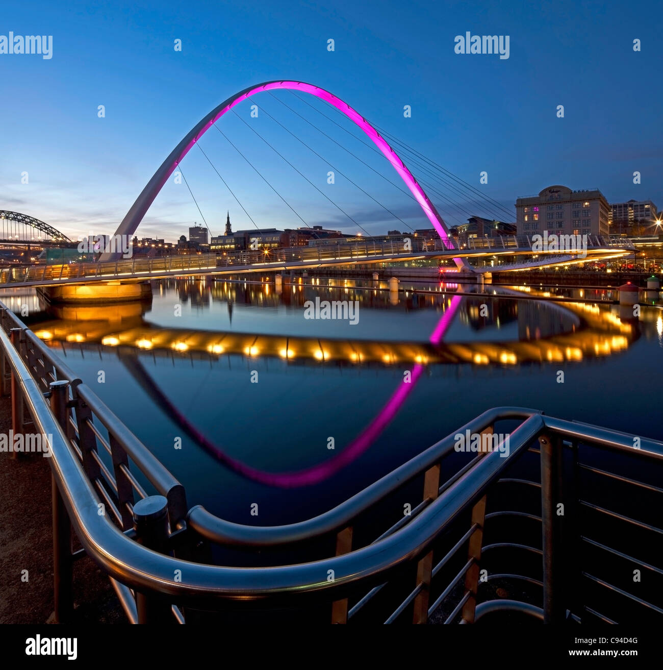 Gateshead Millennium Bridge spiegelt sich in den Fluss Tyne, Newcastle Gateshead, Tyne and Wear Stockfoto