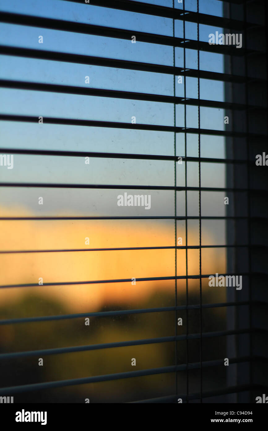 Blick durch Fenster-Farbtöne. Depression-Gefühl. Stockfoto