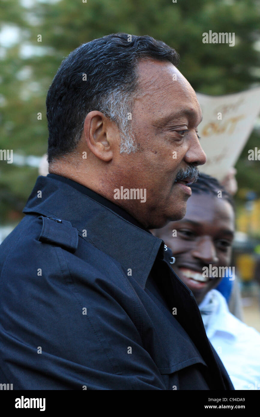 Der Reverend Jesse Jackson gibt Worte der Ermutigung zu besetzen Atlanta Demonstranten in Woodruff Park. Stockfoto