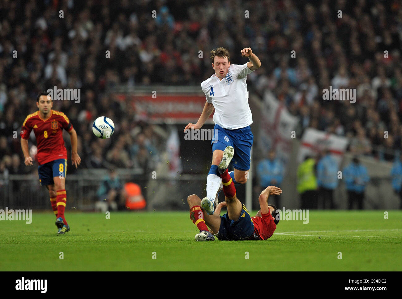 Phil Jones von England und SAlvaro Arbeloa von Spanien - England Vs Spanien - internationale Fußball Freundschaftsspiele im Wembley-Stadion - 11.12.2011 - obligatorische CREDIT: Martin Dalton/TGSPHOTO - selbst die Abrechnung gilt gegebenenfalls - 0845 094 6026 - contact@tgsphoto.co.uk - verwenden Sie keine offen Stockfoto