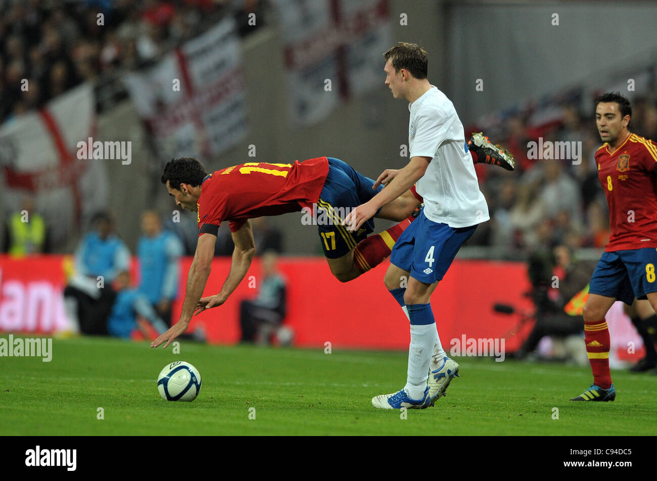 Phil Jones von England und Alvaro Arbeloa von Spanien - England Vs Spanien - internationale Fußball Freundschaftsspiele im Wembley-Stadion - 11.12.2011 - obligatorische CREDIT: Martin Dalton/TGSPHOTO - selbst die Abrechnung gilt gegebenenfalls - 0845 094 6026 - contact@tgsphoto.co.uk - verwenden Sie keine offen Stockfoto