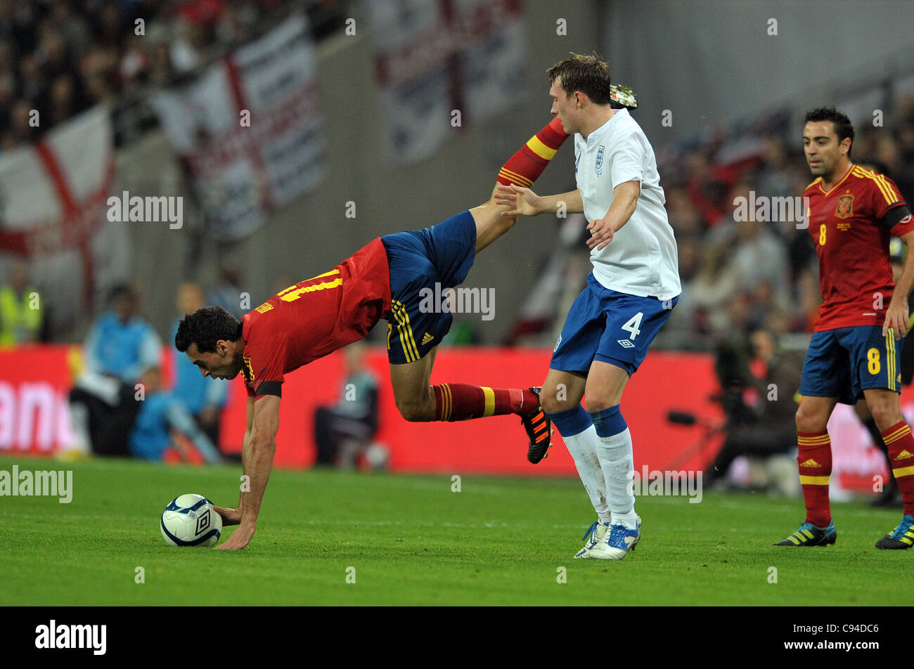 Phil Jones von England und Alvaro Arbeloa von Spanien - England Vs Spanien - internationale Fußball Freundschaftsspiele im Wembley-Stadion - 11.12.2011 - obligatorische CREDIT: Martin Dalton/TGSPHOTO - selbst die Abrechnung gilt gegebenenfalls - 0845 094 6026 - contact@tgsphoto.co.uk - verwenden Sie keine offen Stockfoto