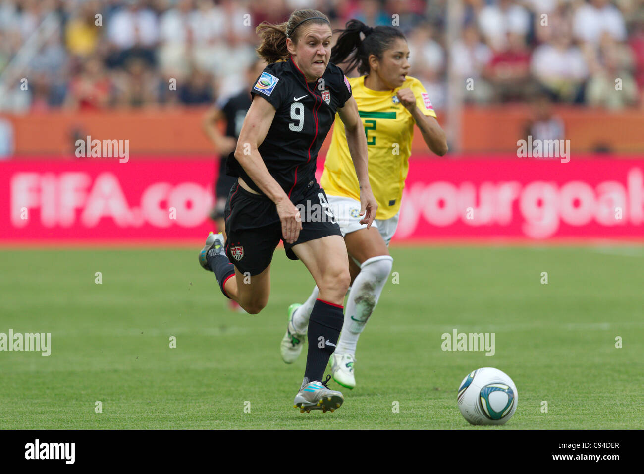 Heather O'Reilly der Vereinigten Staaten treibt den Ball gegen Brasilien während einer FIFA Frauen WM Viertelfinale Fußballspiel. Stockfoto