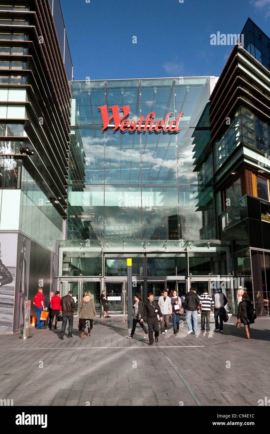 Shopper am Eingang nach Westfield Shopping Centre, Stratford, London UK Stockfoto