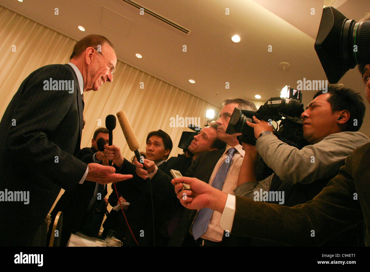 Rupert Murdoch, Chairman und CEO der News Corporation im Gespräch mit der Presse, IN Tokio, Japan, November 2006. Stockfoto