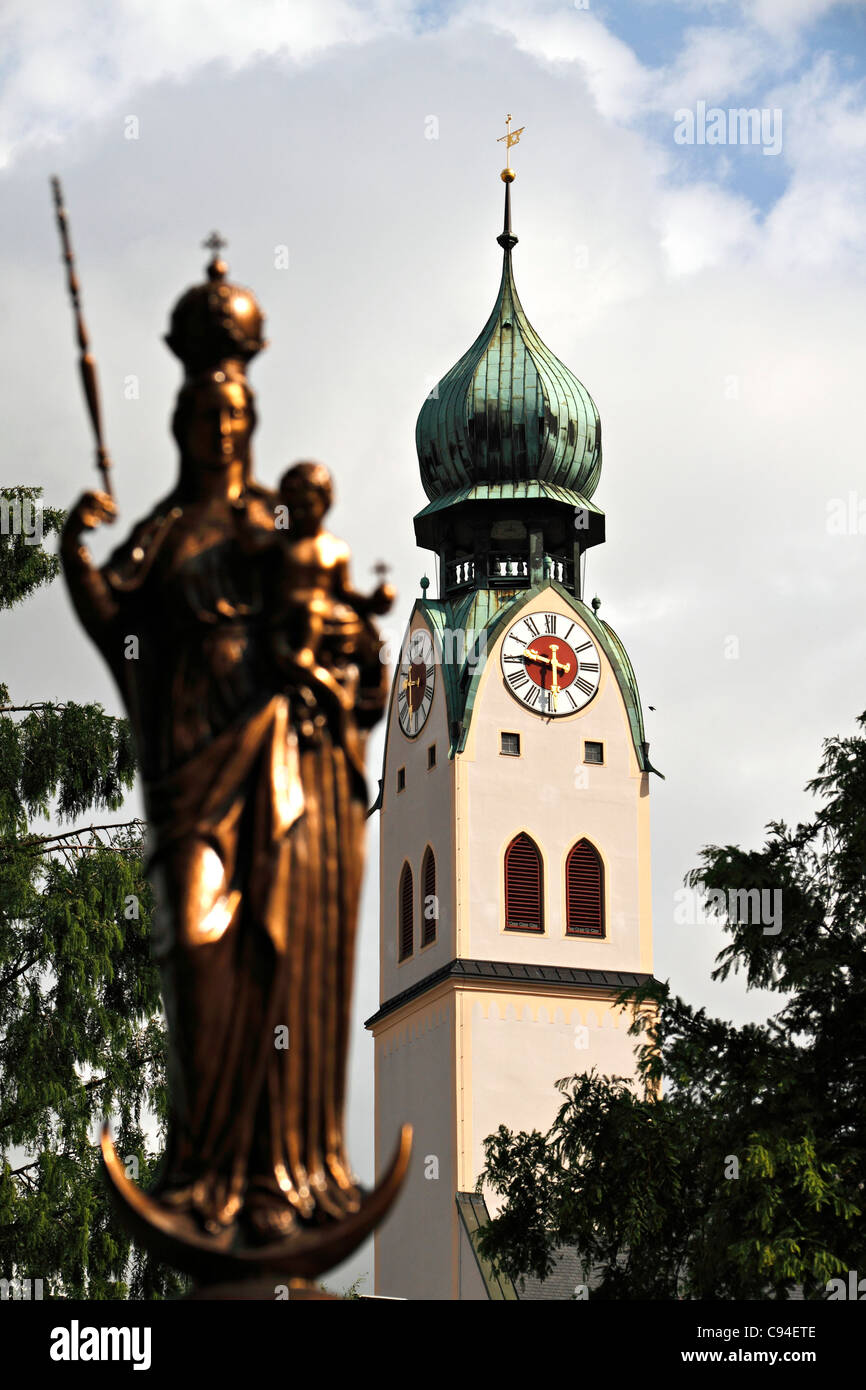 Mary Jesus-Figur mit der St. Nikolaus Kirche Kirchturm Glockenturm, obere Bayern Rosenheim Stockfoto