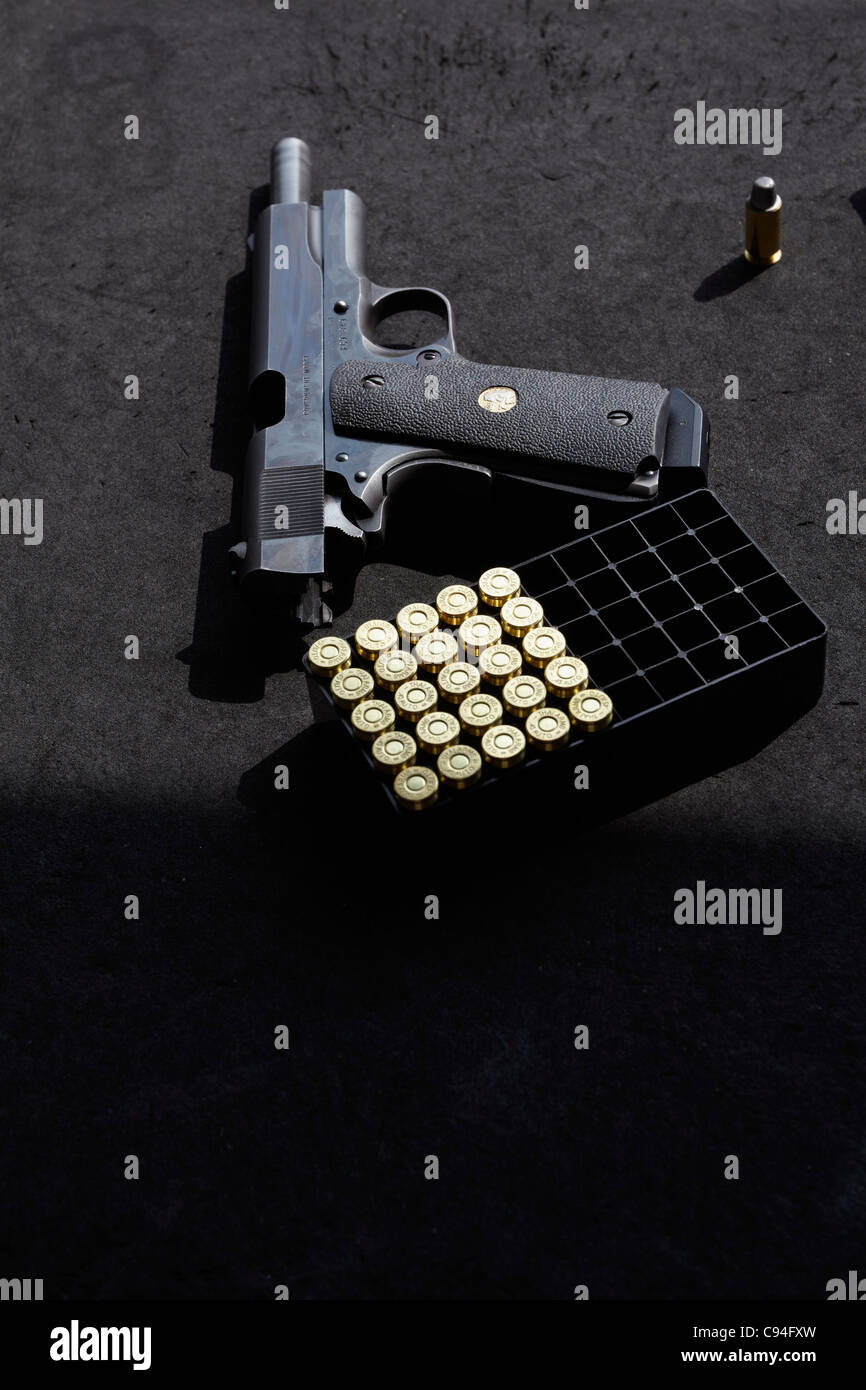 .45 Magnum Pistole mit Patronen Stockfoto