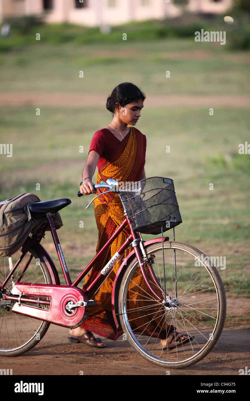 Indischer Student Frau mit Fahrrad Tamil Nadu Indien Stockfoto