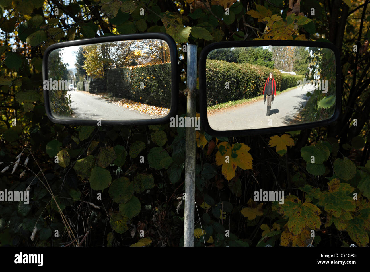 Auffahrt sicherheitsspiegel -Fotos und -Bildmaterial in hoher Auflösung –  Alamy
