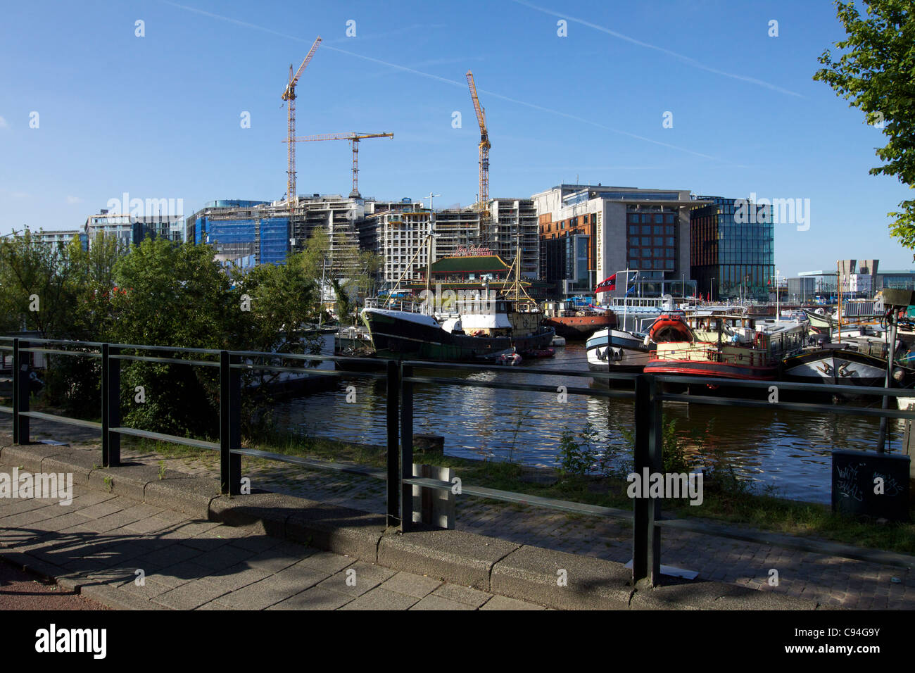 Moderne Architektur und Baustellen in Amsterdam Stockfoto