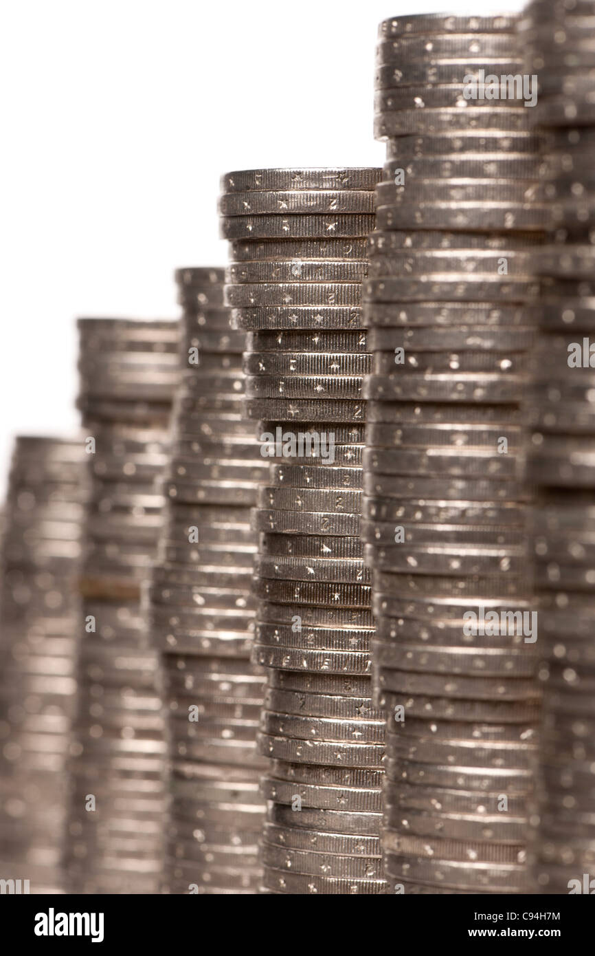 Close-up Stapel von 2 Euro Münzen vor weißem Hintergrund Stockfoto