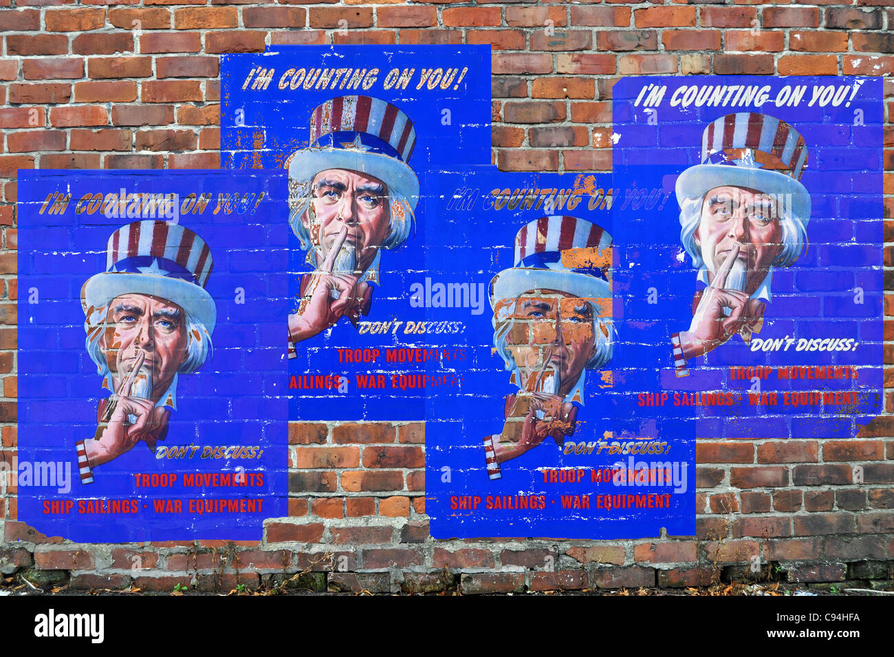 Amerikanischen WW2 Propaganda-Plakate auf eine Mauer Stockfoto