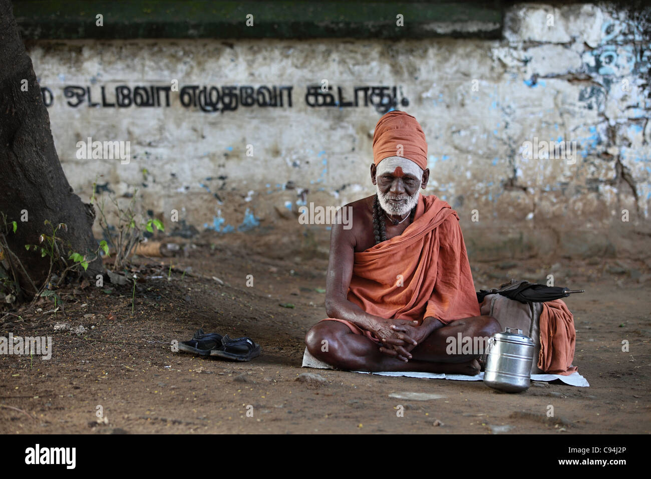 Mann Sadhu sitzen Arunachala in Indien Stockfoto