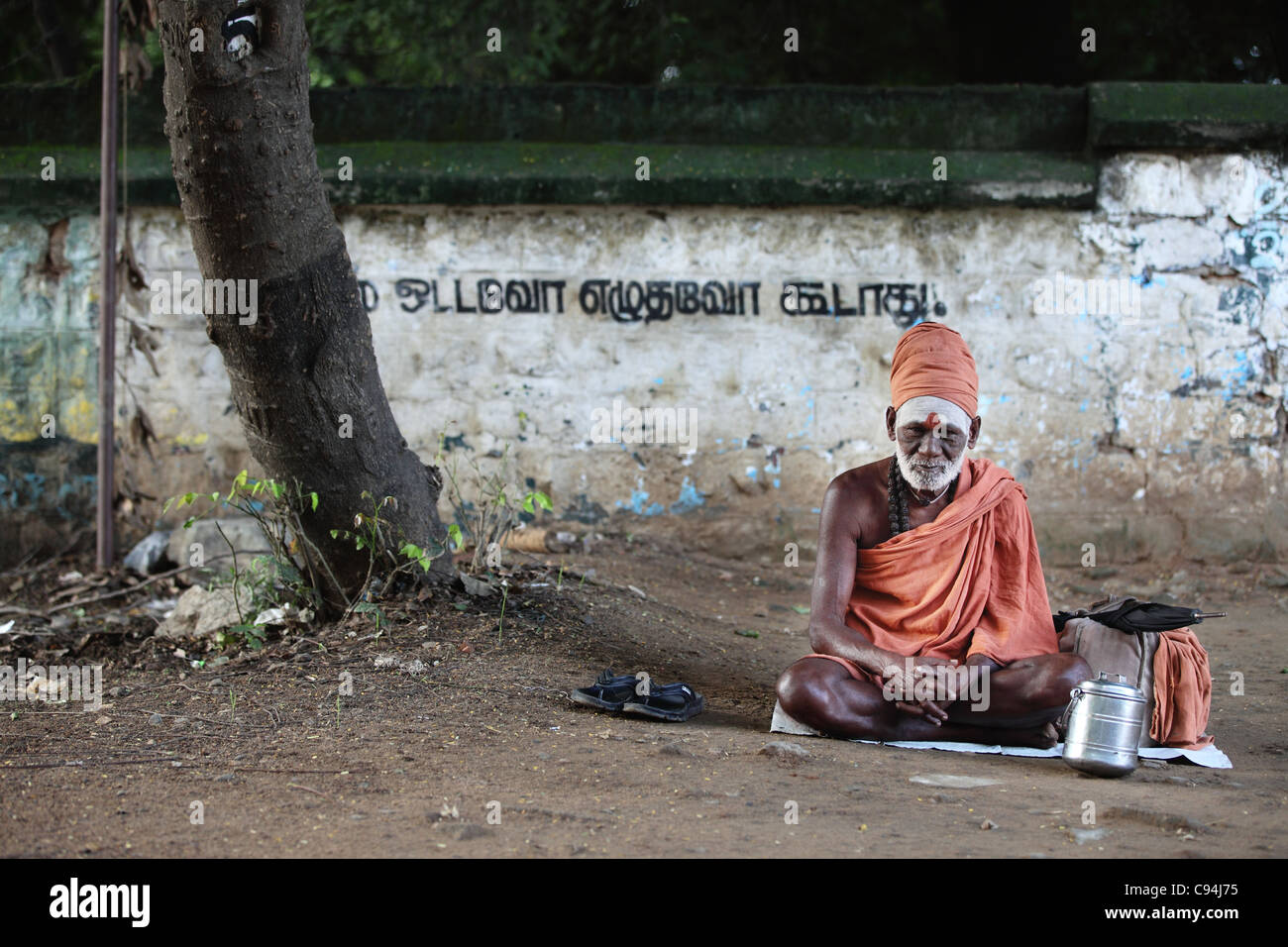 Mann Sadhu sitzen Arunachala in Indien Stockfoto