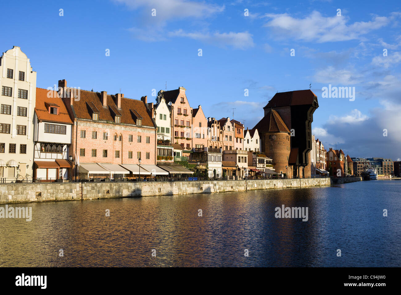 Altstadt von Danzig durch den Fluss Mottlau historischer Architektur in Polen Stockfoto