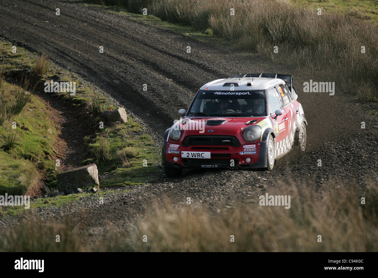 WALES Rallye GB, CARDIFF Mini Fahrer Kris Meeke Tackes den 2. Ablauf der Halbzeit in der Nähe von Brecon.  Wales Rallye GB ist die letzte Runde der Rallye-Weltmeisterschaft und findet sich in den Wäldern von Mitte und Süd-Wales. Bild von Gareth Preis - bitte geben Sie Stockfoto