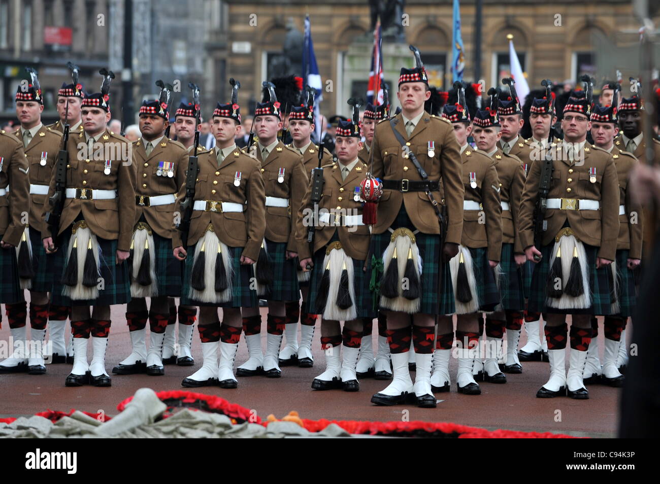 Zum Gedenken an den Tag des Waffenstillstands, als Massen versammeln sich am Glasgows George Square Stille Soldaten würdigen, die ihr Leben im ersten Weltkrieg und dem zweiten Weltkrieg und andere Kriege seit. Stockfoto