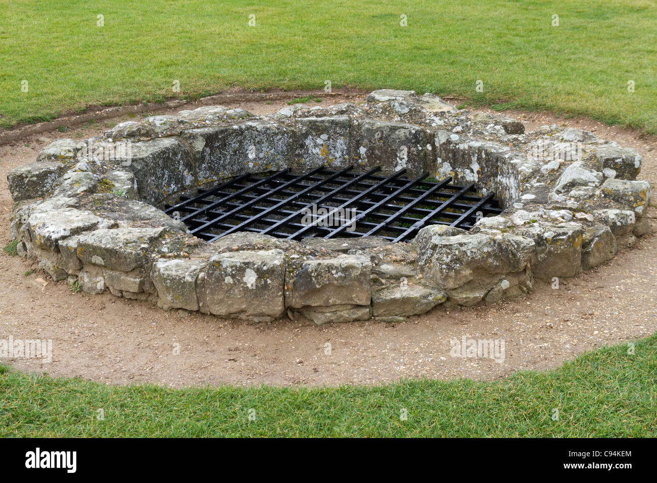 Wasser gut auf dem Gelände der Pevensey Castle Stockfoto