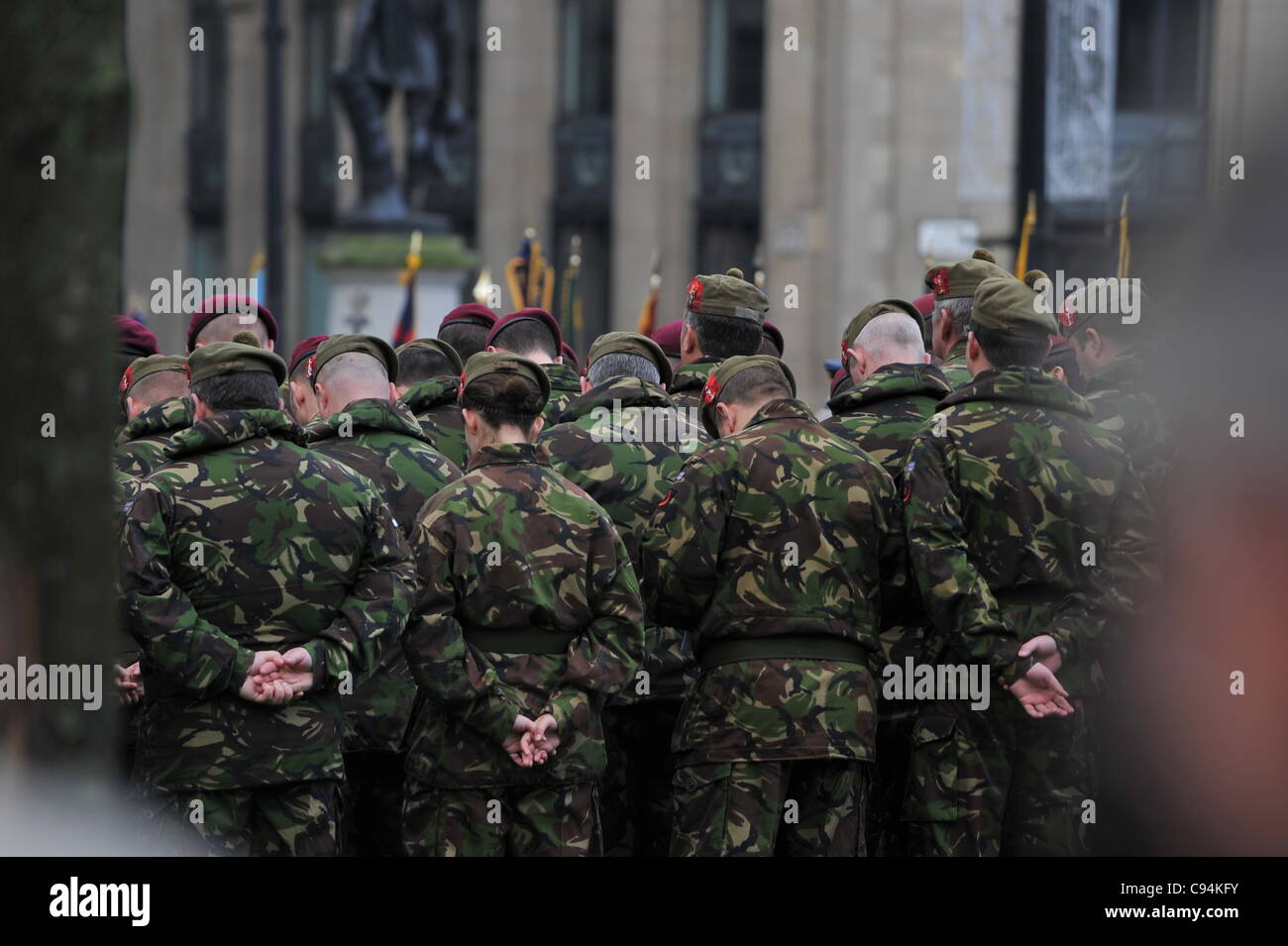 Zum Gedenken an den Tag des Waffenstillstands, als Massen versammeln sich am Glasgows George Square Stille Soldaten würdigen, die ihr Leben im ersten Weltkrieg und dem zweiten Weltkrieg und andere Kriege seit. Stockfoto