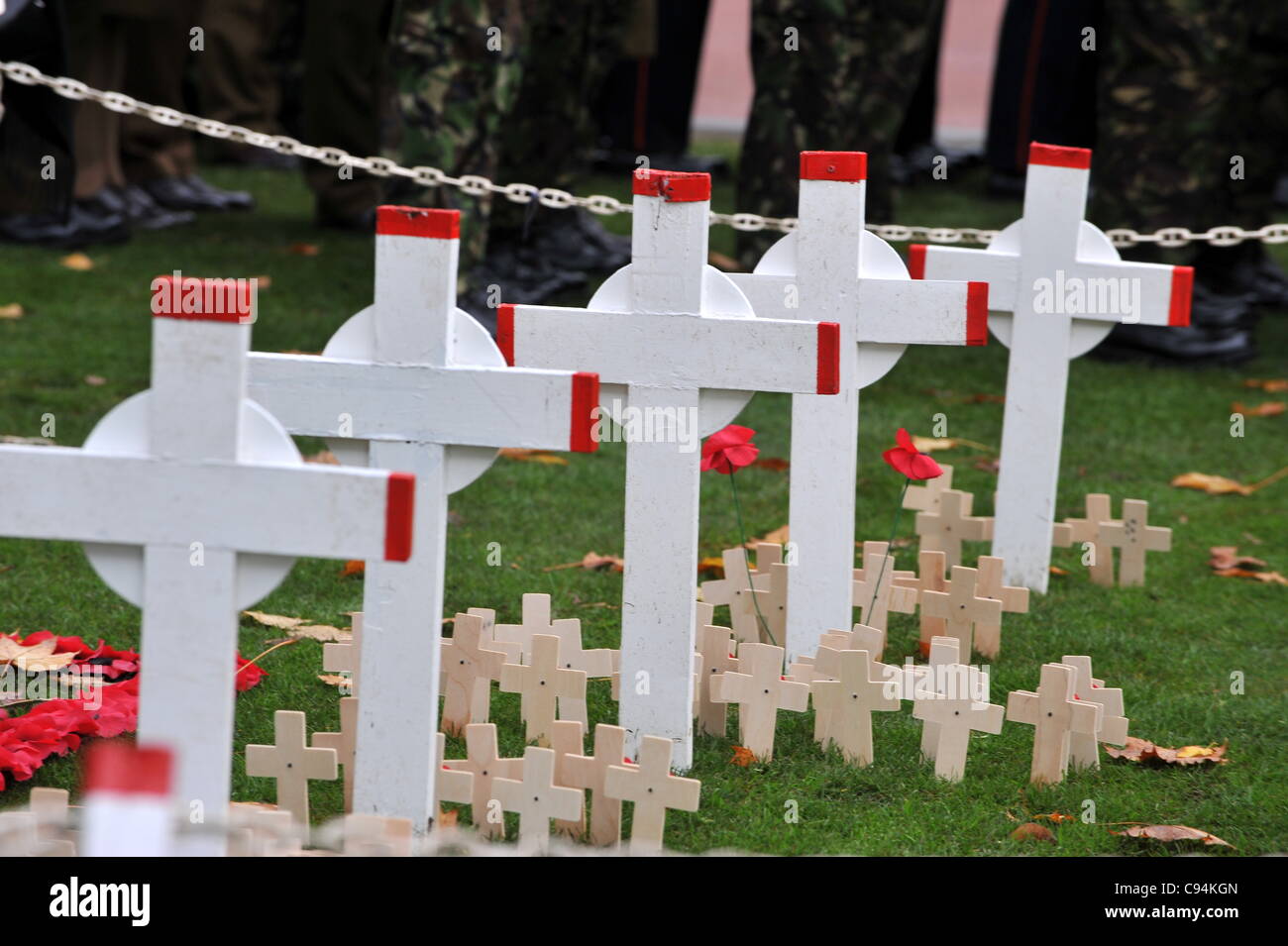 Weiße Kreuze in Glasgow Garden of Remembrance in Gedenken an den Tag des Waffenstillstands. Stockfoto