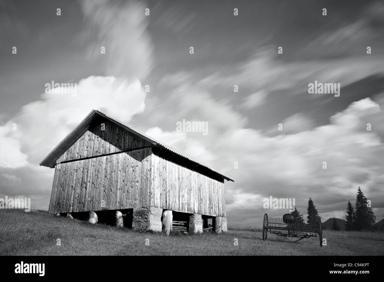 Schwarz / weiß Foto von verlassenen Holzhaus am Berghügel Stockfoto