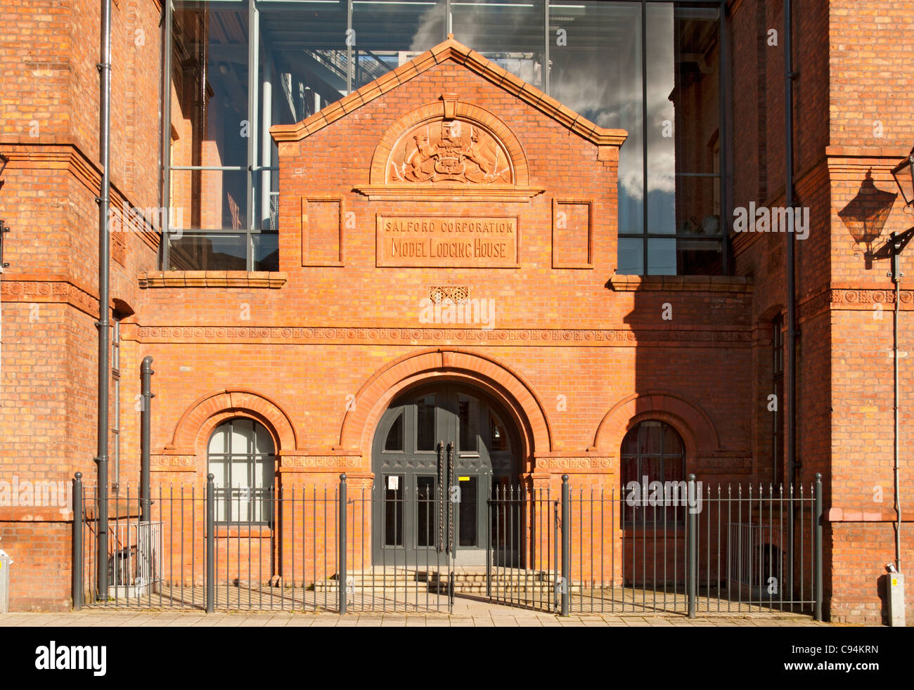 Der Eingang in das Modell Lodging House, Bloom Street, an der Chapel Street, Salford, Manchester, England, UK. Jetzt Wohnungen. Stockfoto