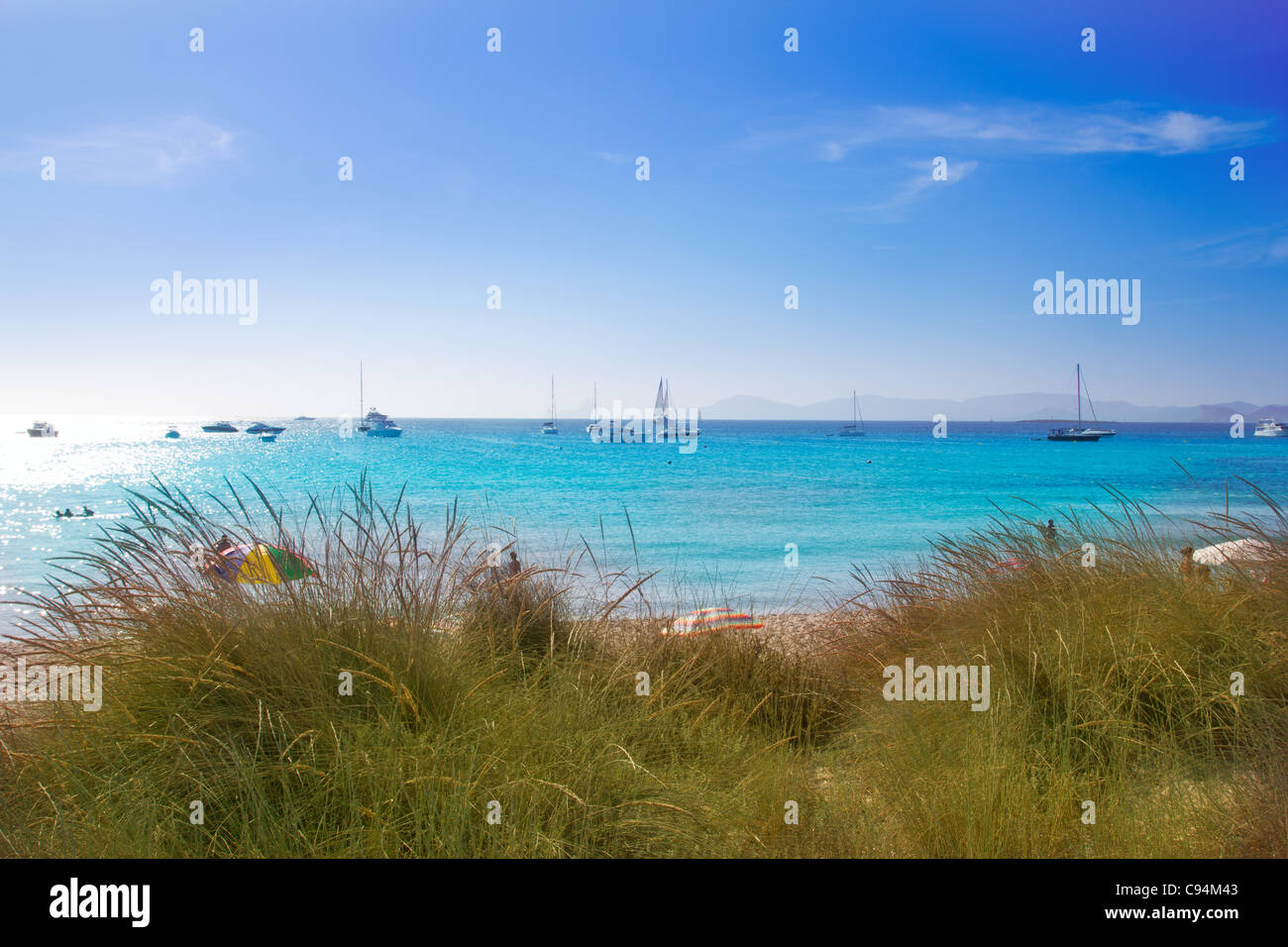 Illetes Formentera Strand türkisfarbenes Wasser mit Ibiza Bergen entfernt Stockfoto