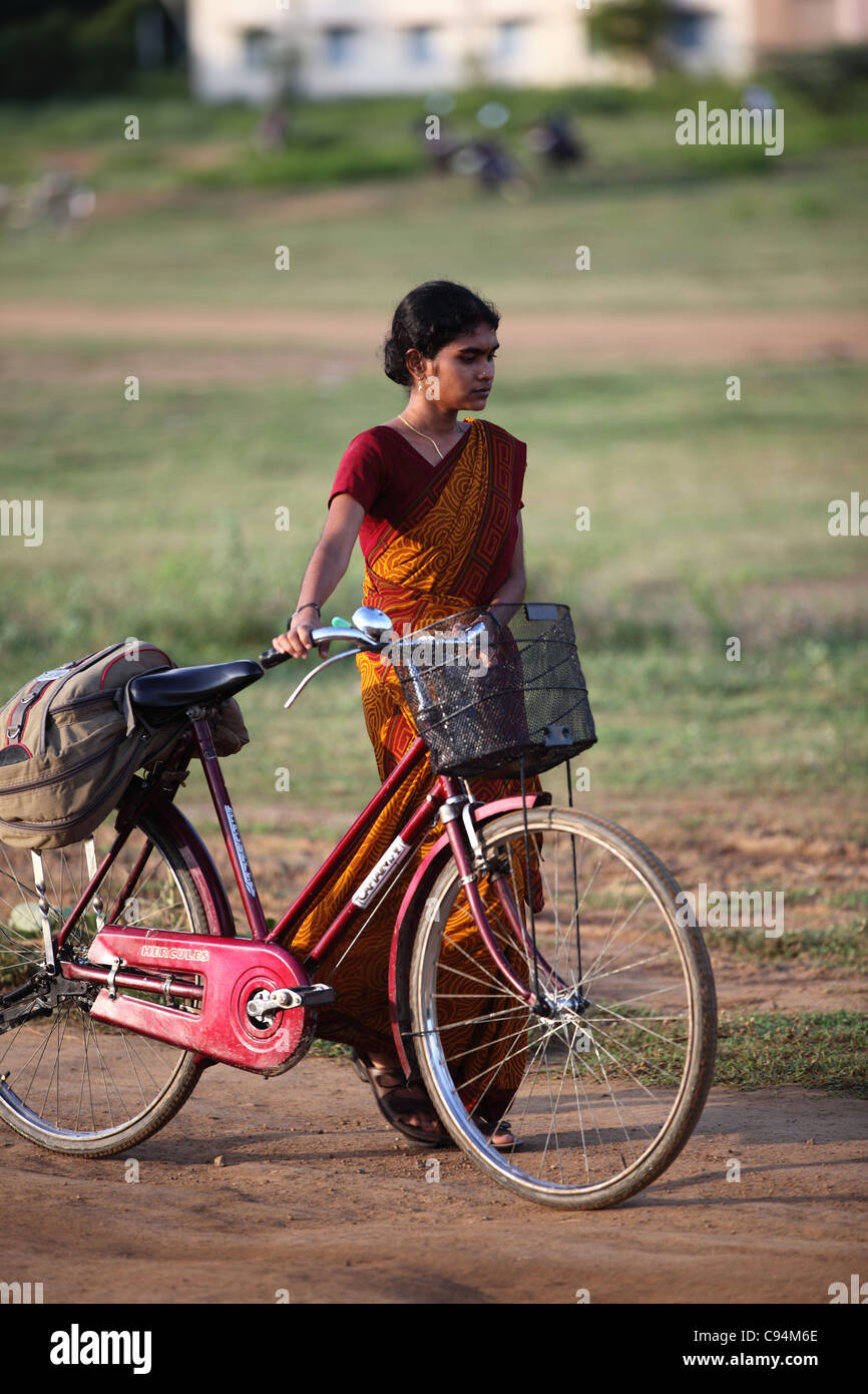 Indischer Student Frau mit Fahrrad Tamil Nadu Indien Stockfoto
