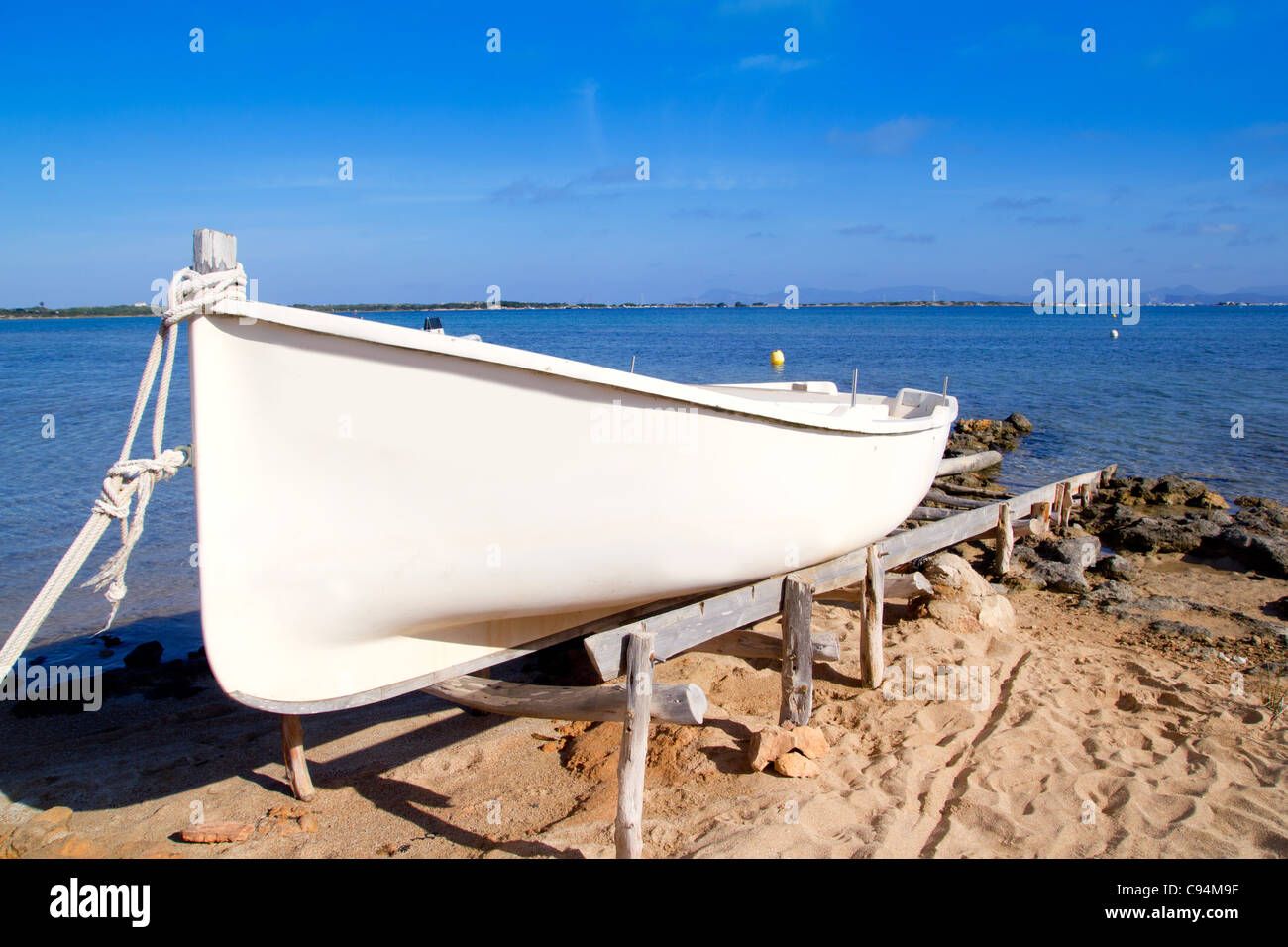 gestrandeten Boot in Formentera Estany des Peix mit La Savina im Hintergrund Stockfoto