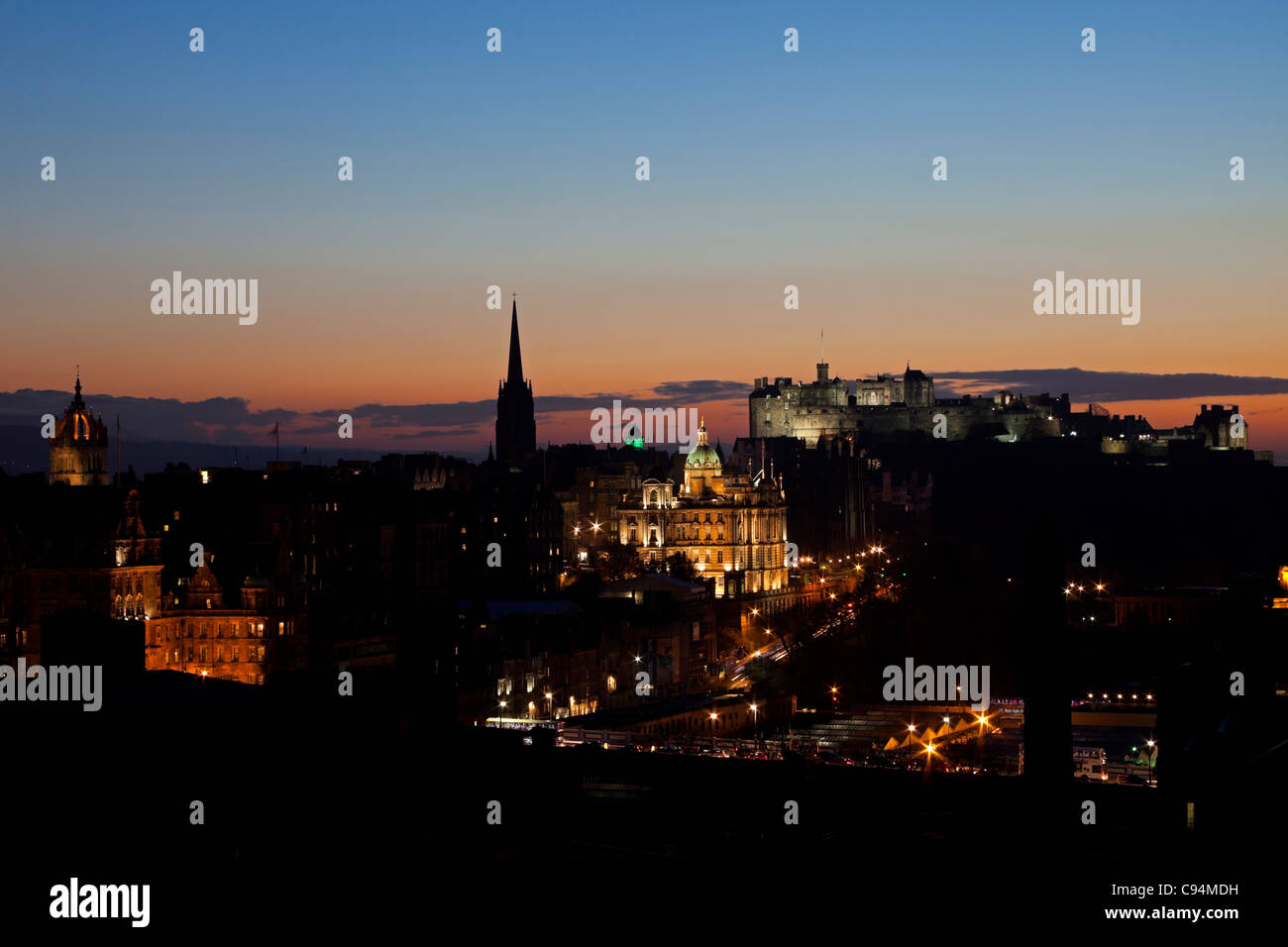 Edinburgh Stadt Skyline in der Abenddämmerung vom Calton Hill, Schottland, Vereinigtes Königreich, Europa Stockfoto