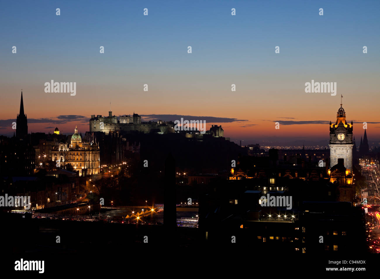Edinburgh Stadt Skyline in der Abenddämmerung vom Calton Hill, Schottland, Vereinigtes Königreich, Europa Stockfoto