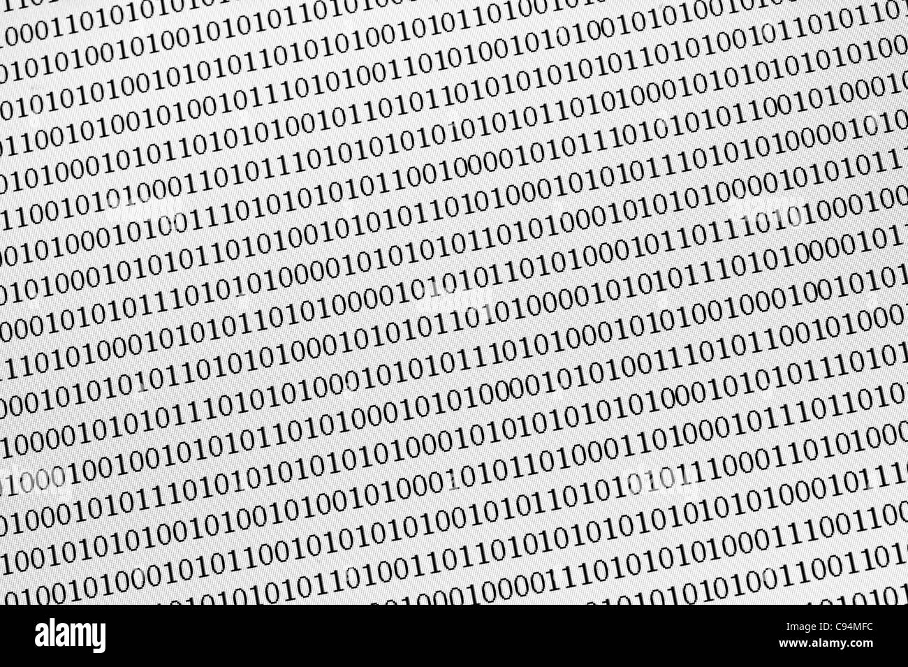 binäre Zahlen auf einem Computerbildschirm Stockfoto
