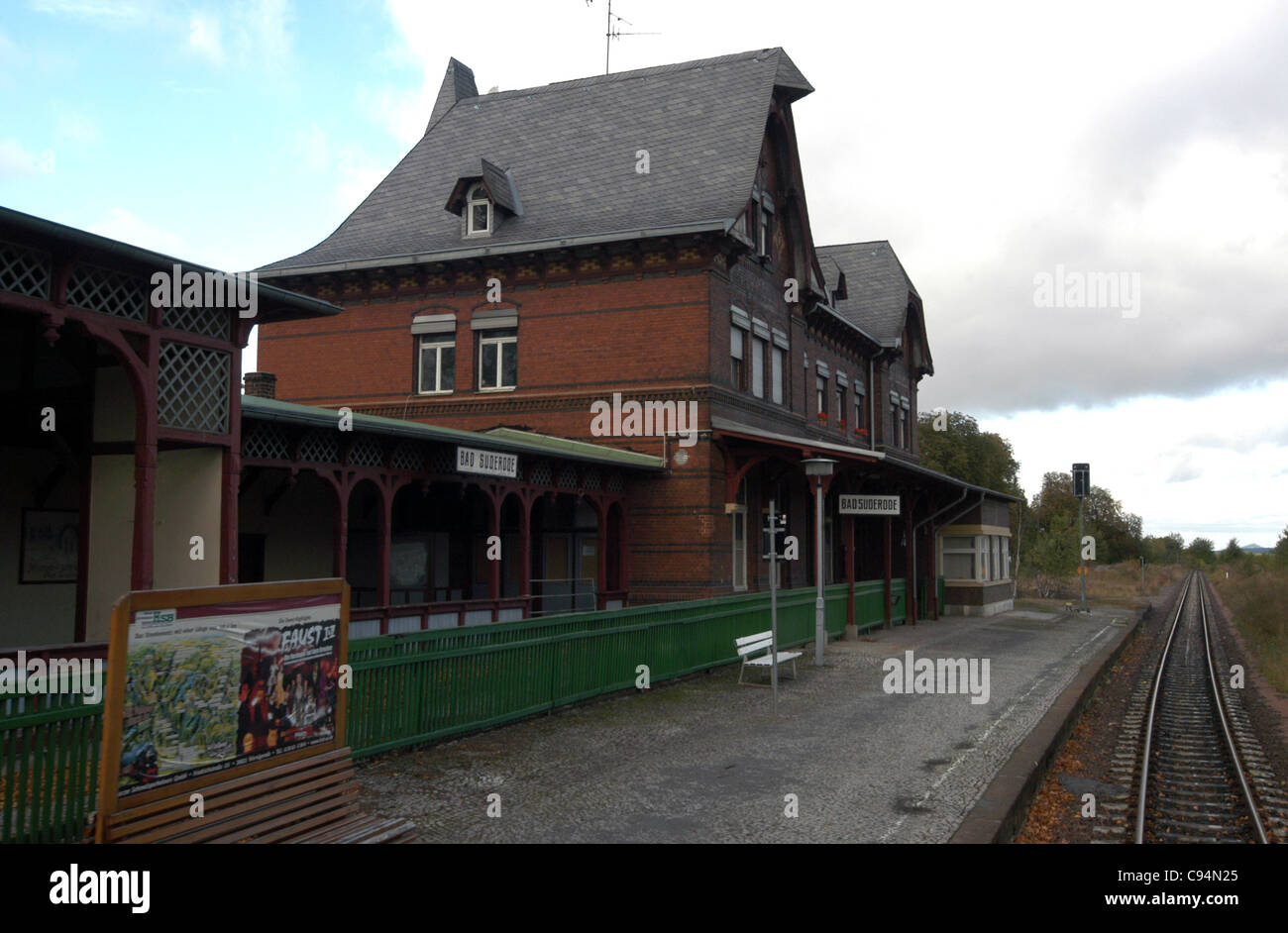 Badsuderode Bahnhof auf der 1000mm Schmalspur Selketal-Bahn durch die Herz-Berge in Deutschland. Stockfoto