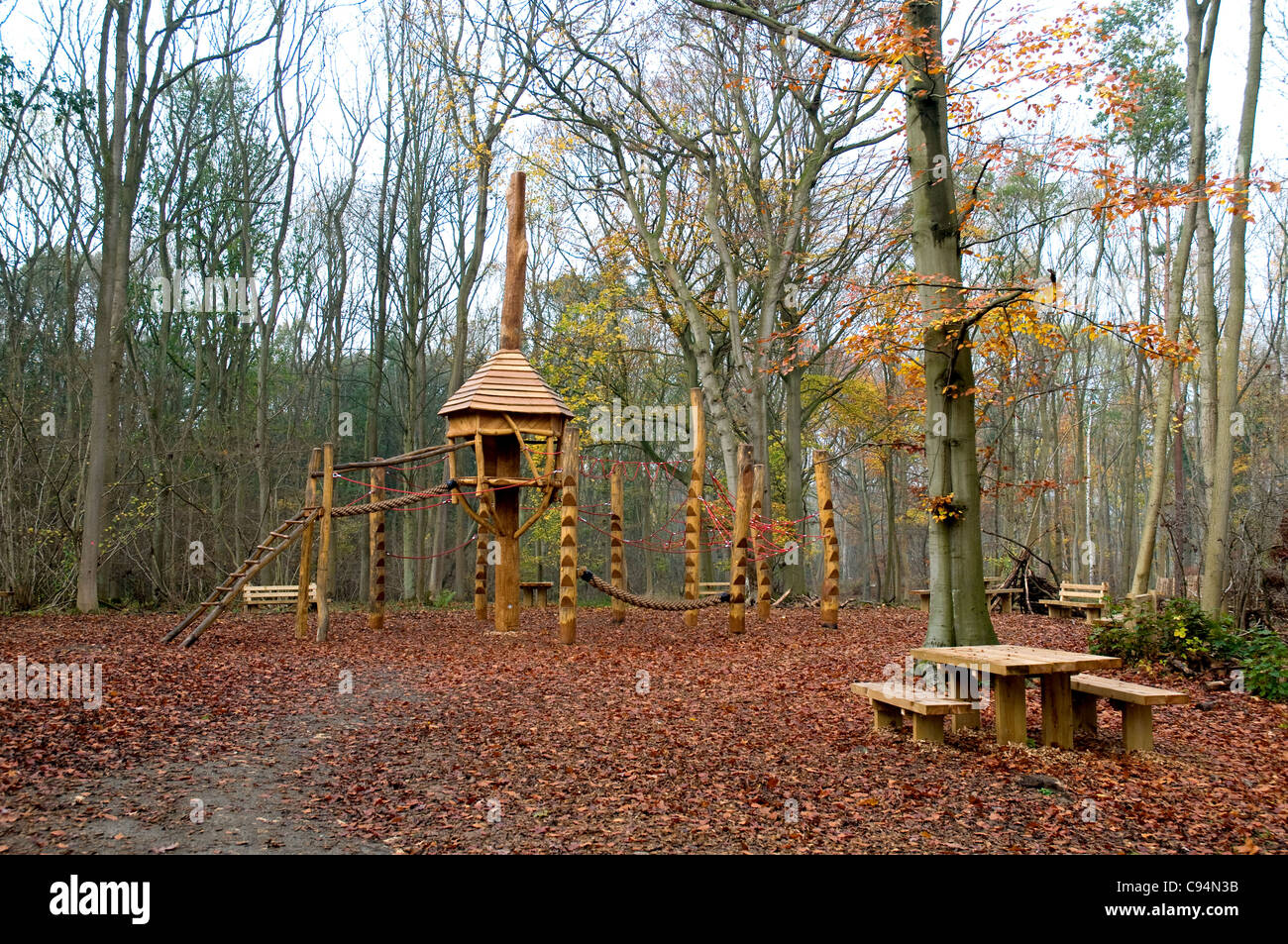 Spielbereich für Kinder in Fineshade Woods im Rockingham Wald. Von der Forestry Commission betrieben. Stockfoto