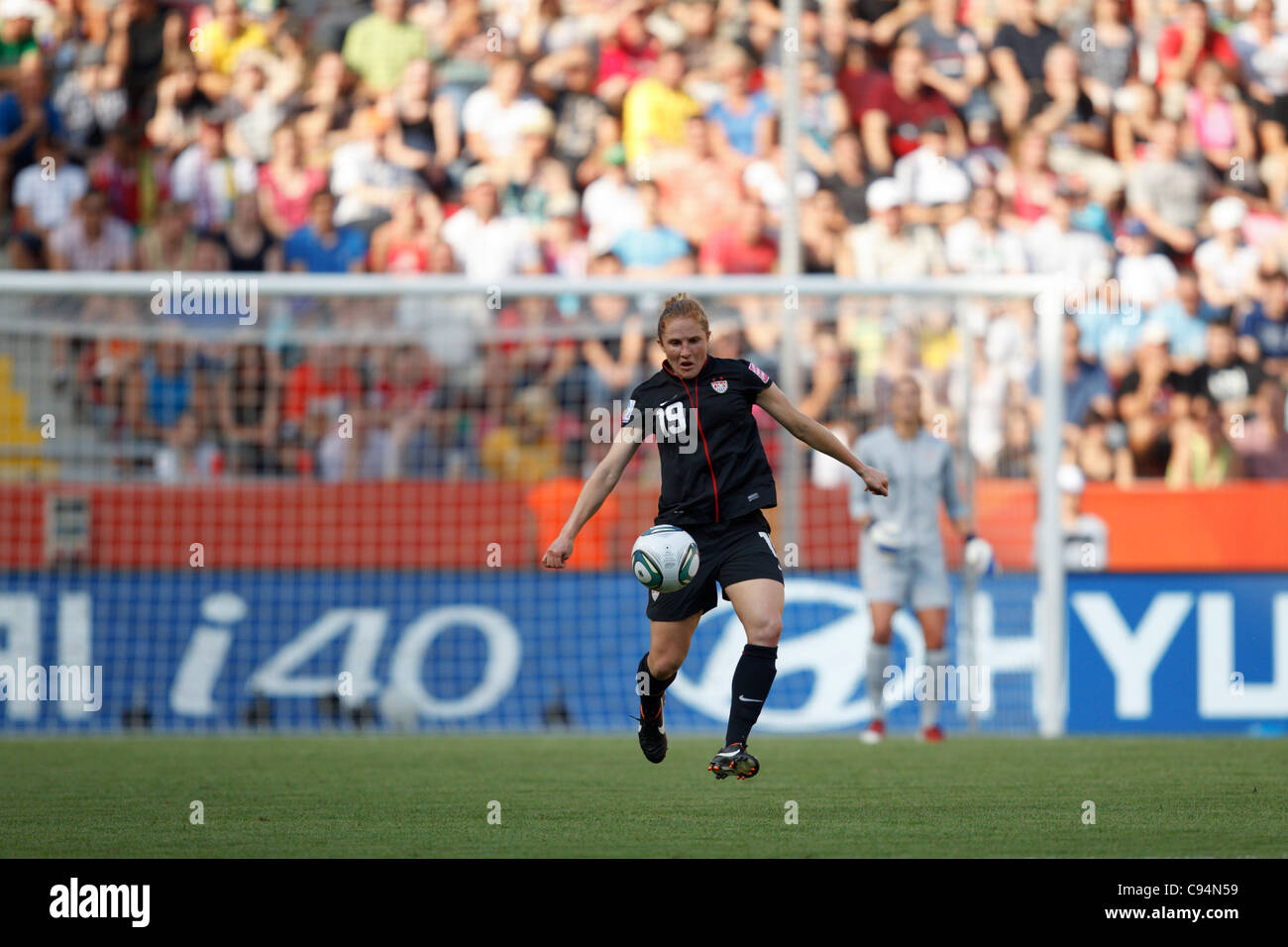 Rachel Buehler der Vereinigten Staaten bringt den Ball nach unten während ein 2011 FIFA Frauen WM Viertelfinalspiel gegen Brasilien. Stockfoto