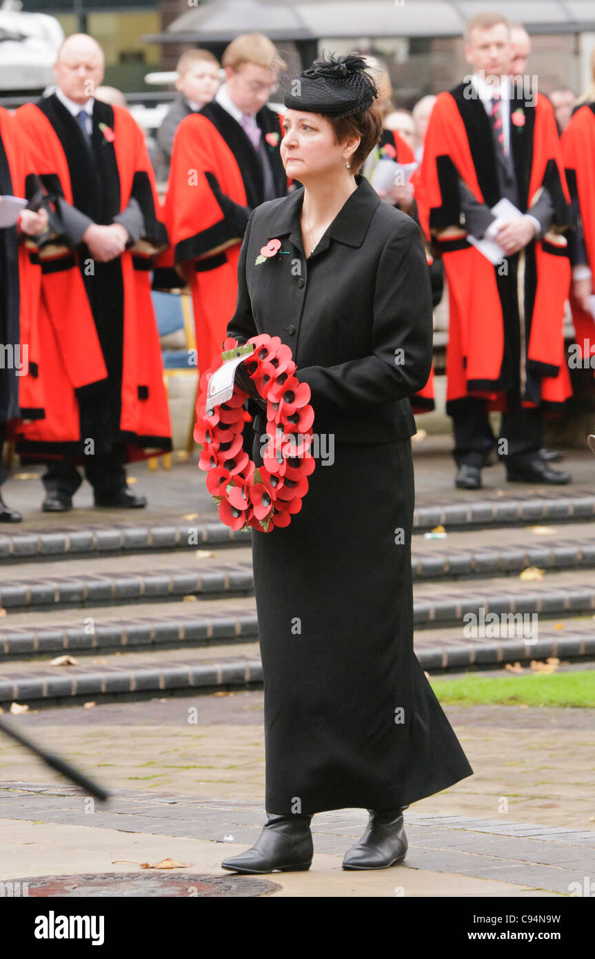 Lynne Zeller, Hon. Konsul für Kanada, legt einen Kranz in der Erinnerung Sonntag Kranzniederlegung Zeremonie, Belfast 13.11.2011 Stockfoto